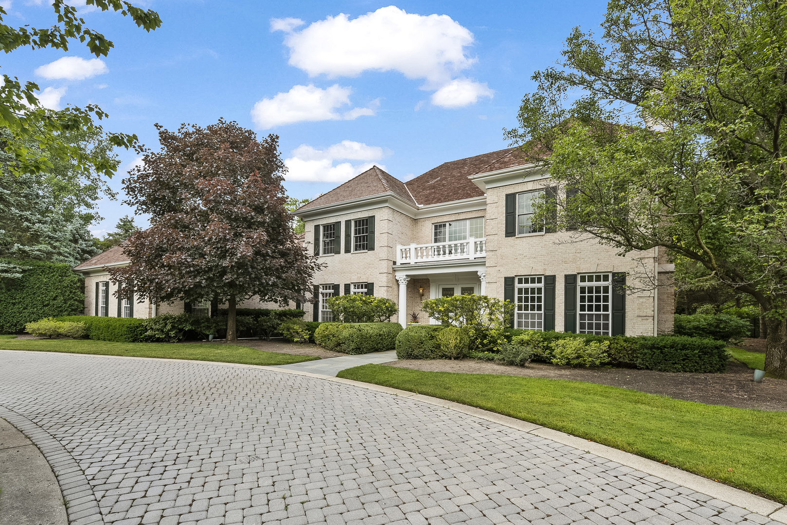 351 Wallace Road Lake Forest, IL 60045 - Photo 4 of 35 a front view of a house with a garden