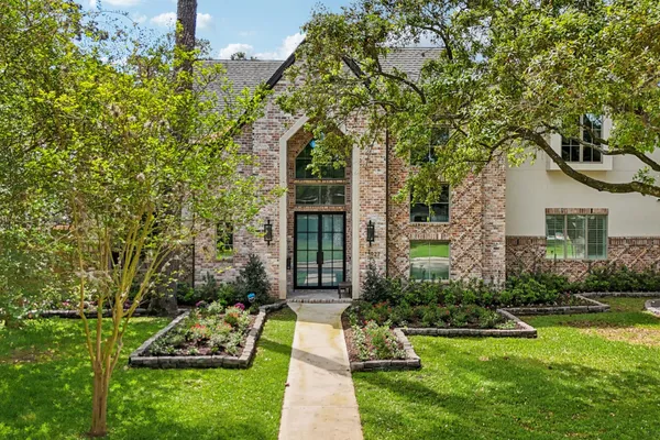 a view of a yard in front of house