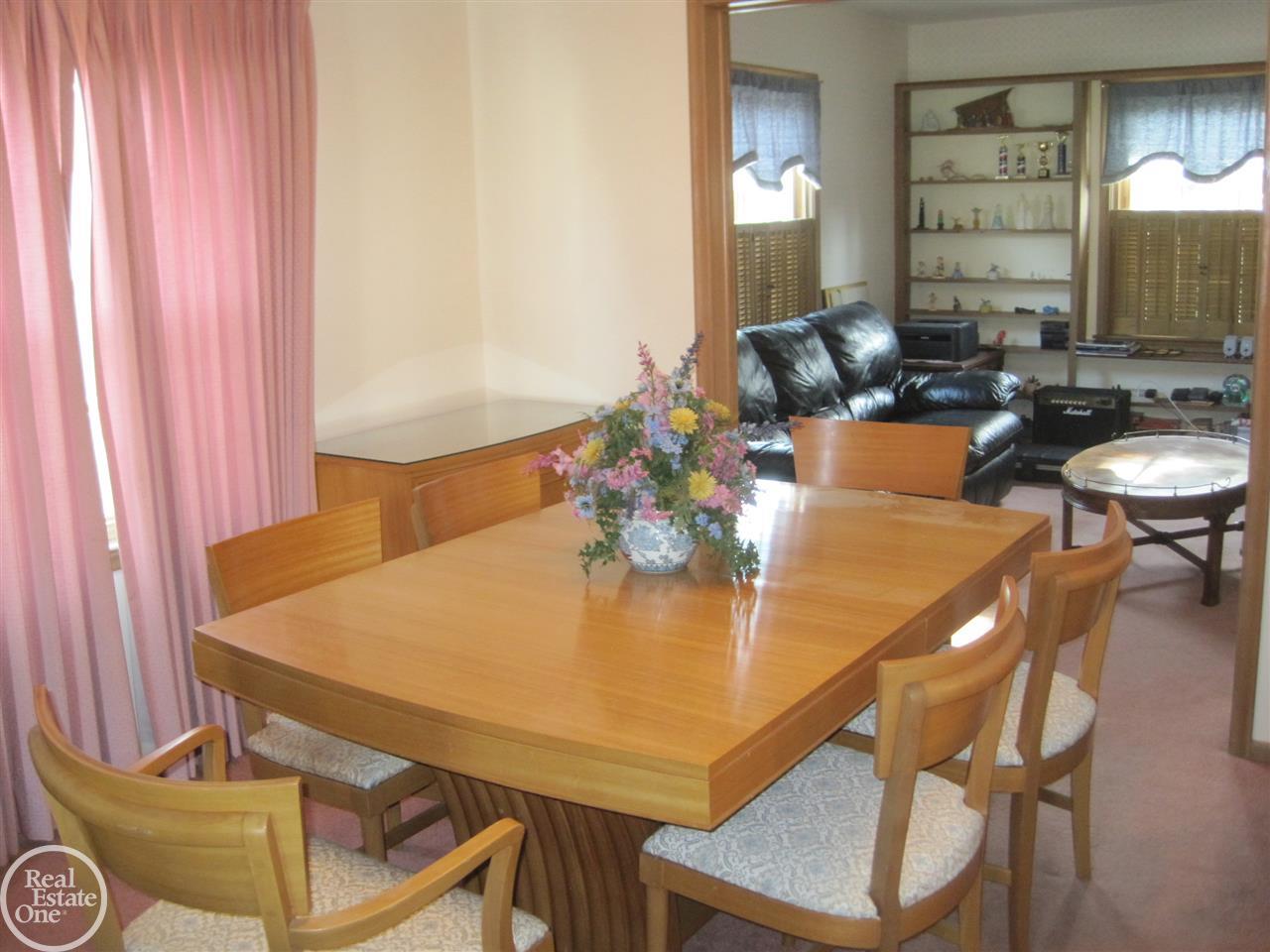 989 Roslyn Road Grosse Pointe, MI 48236 - Photo 6 of 21 31275352-5.JPG