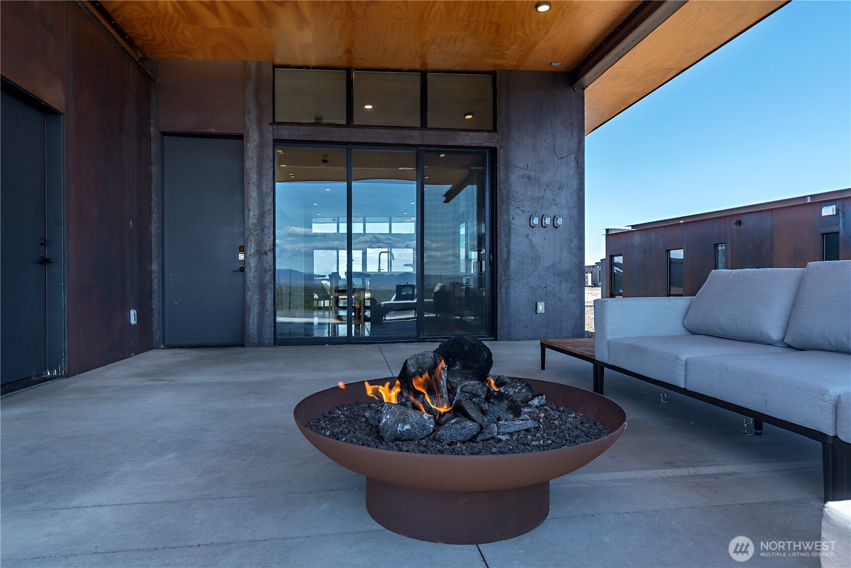 23592 Gorge View Loop Northwest Quincy, WA 98848 - Photo 5 of 24 a living room with furniture and a potted plant