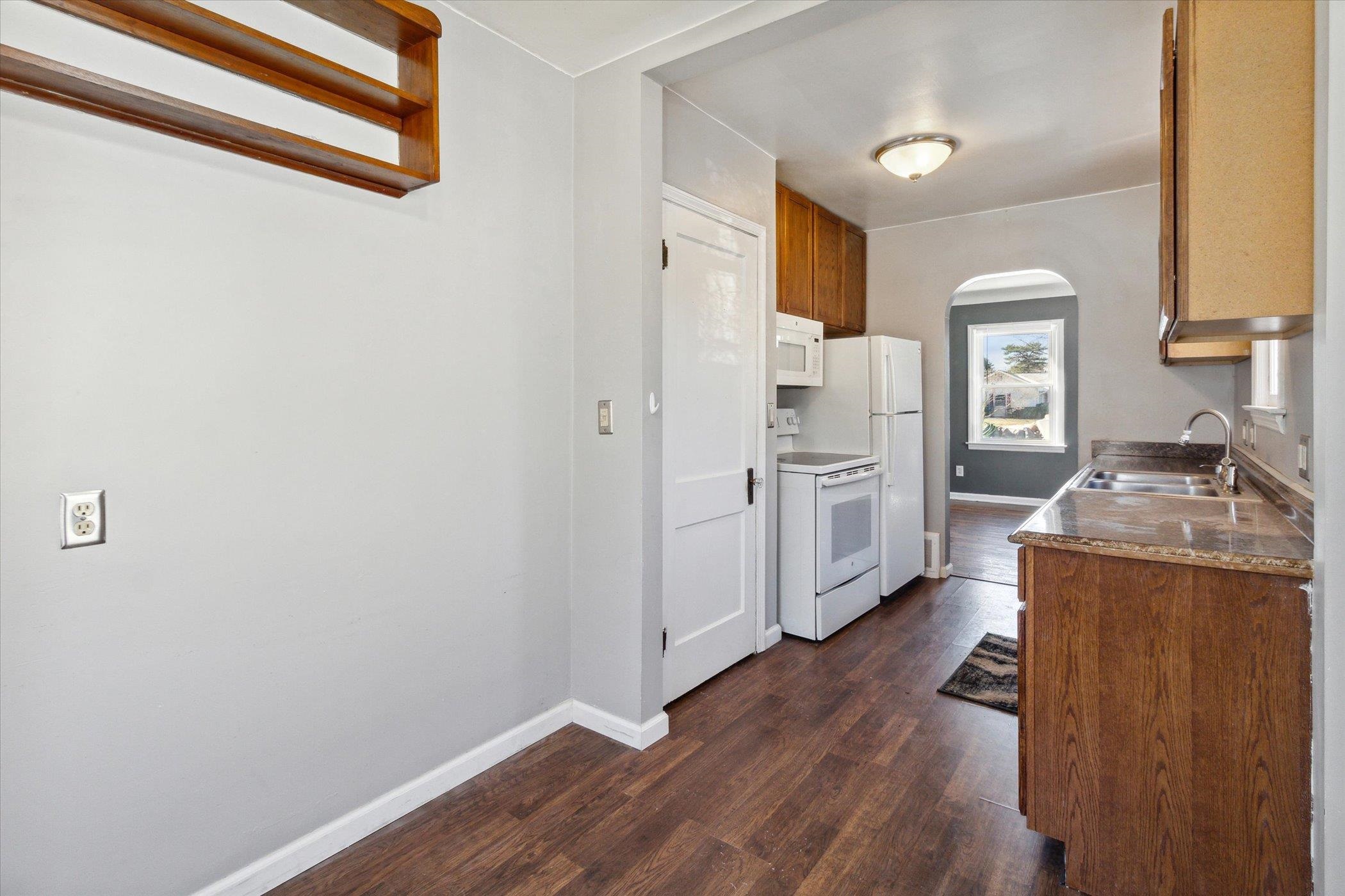 2445 Howe Road Burton, MI 48519 - Photo 16 of 42 50102880-15.JPG