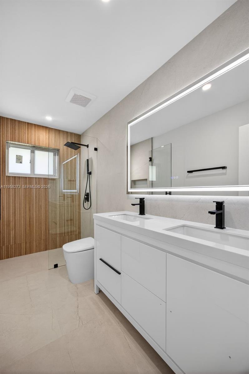 10380 Southwest 56th Terrace Miami, FL 33165 - Photo 20 of 40 Bathroom 2