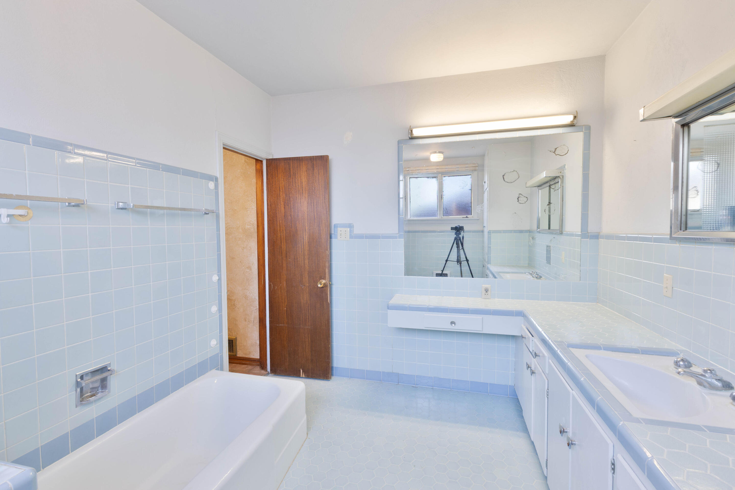 212 West 9th Street Plainview, TX 79072 - Photo 15 of 35 a bathroom with a tub a sink and mirrors