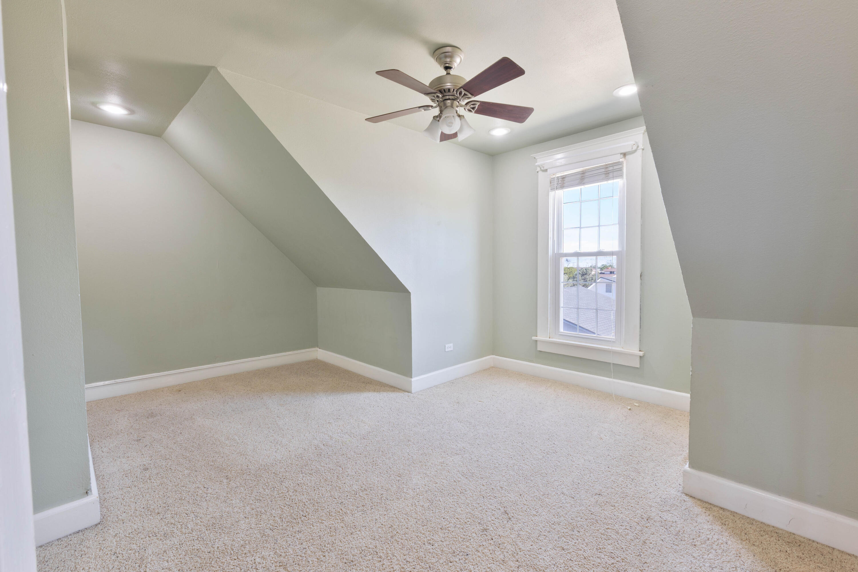 212 West 9th Street Plainview, TX 79072 - Photo 18 of 35 an empty room with windows and fan