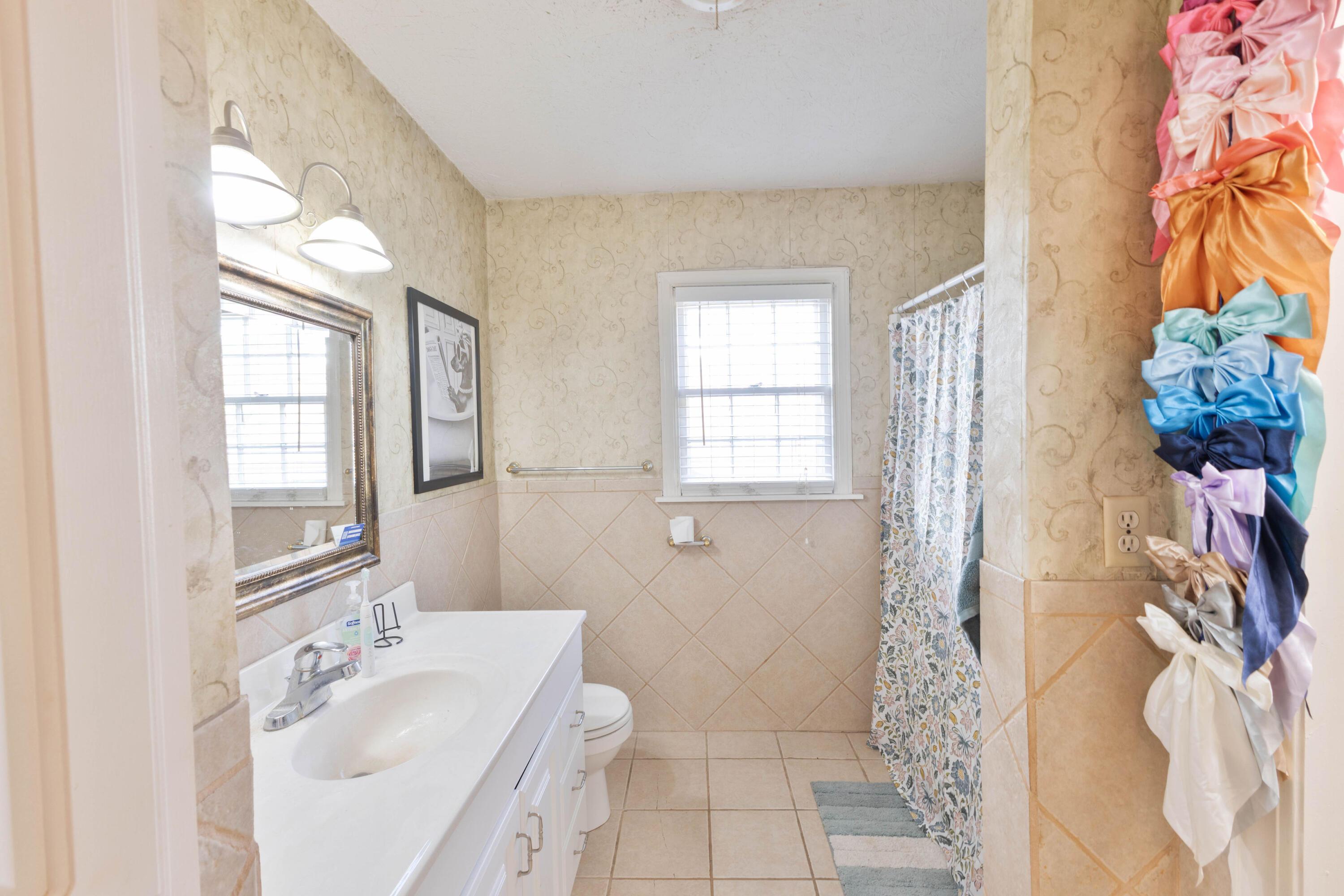 212 West 9th Street Plainview, TX 79072 - Photo 27 of 35 a bathroom with a tub sink and mirror