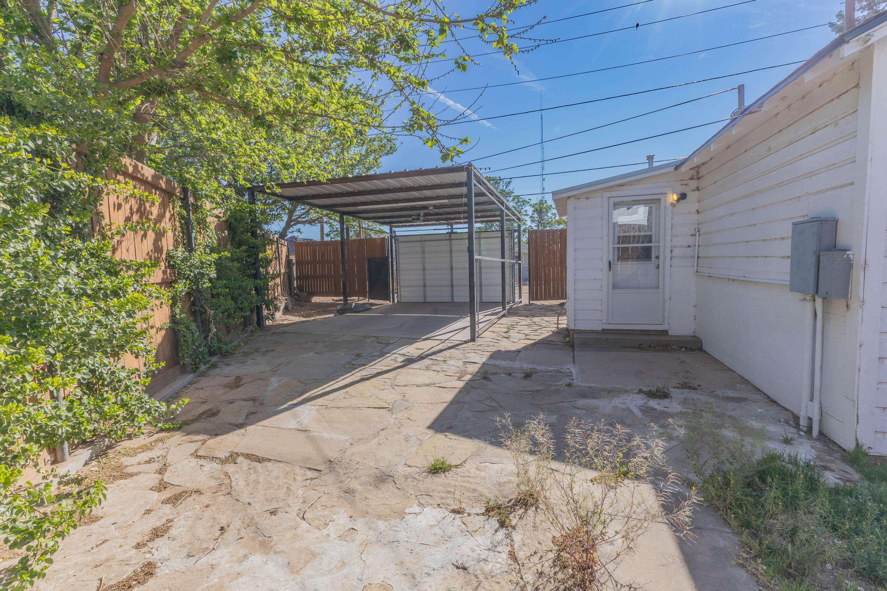 212 West 9th Street Plainview, TX 79072 - Photo 30 of 35 a view of a patio with table and chairs and a large tree