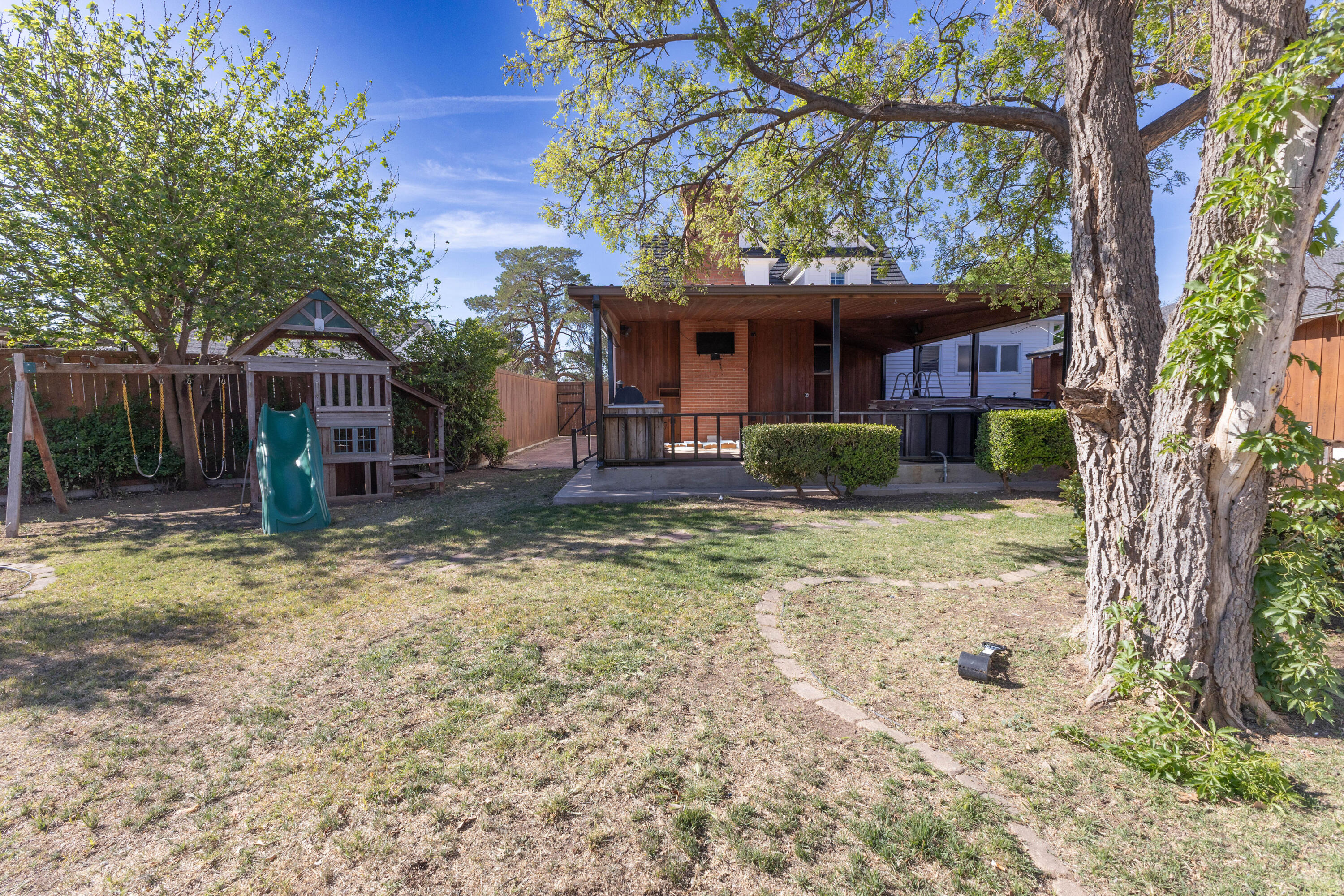 212 West 9th Street Plainview, TX 79072 - Photo 32 of 35 a front view of a house with garden