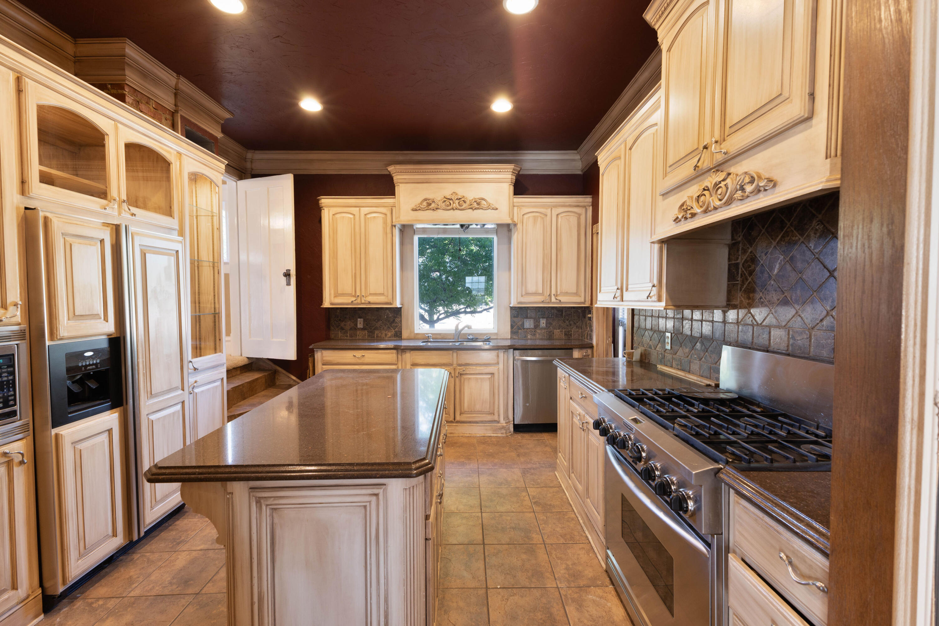 212 West 9th Street Plainview, TX 79072 - Photo 7 of 35 a kitchen with granite countertop a sink stainless steel appliances and counter space