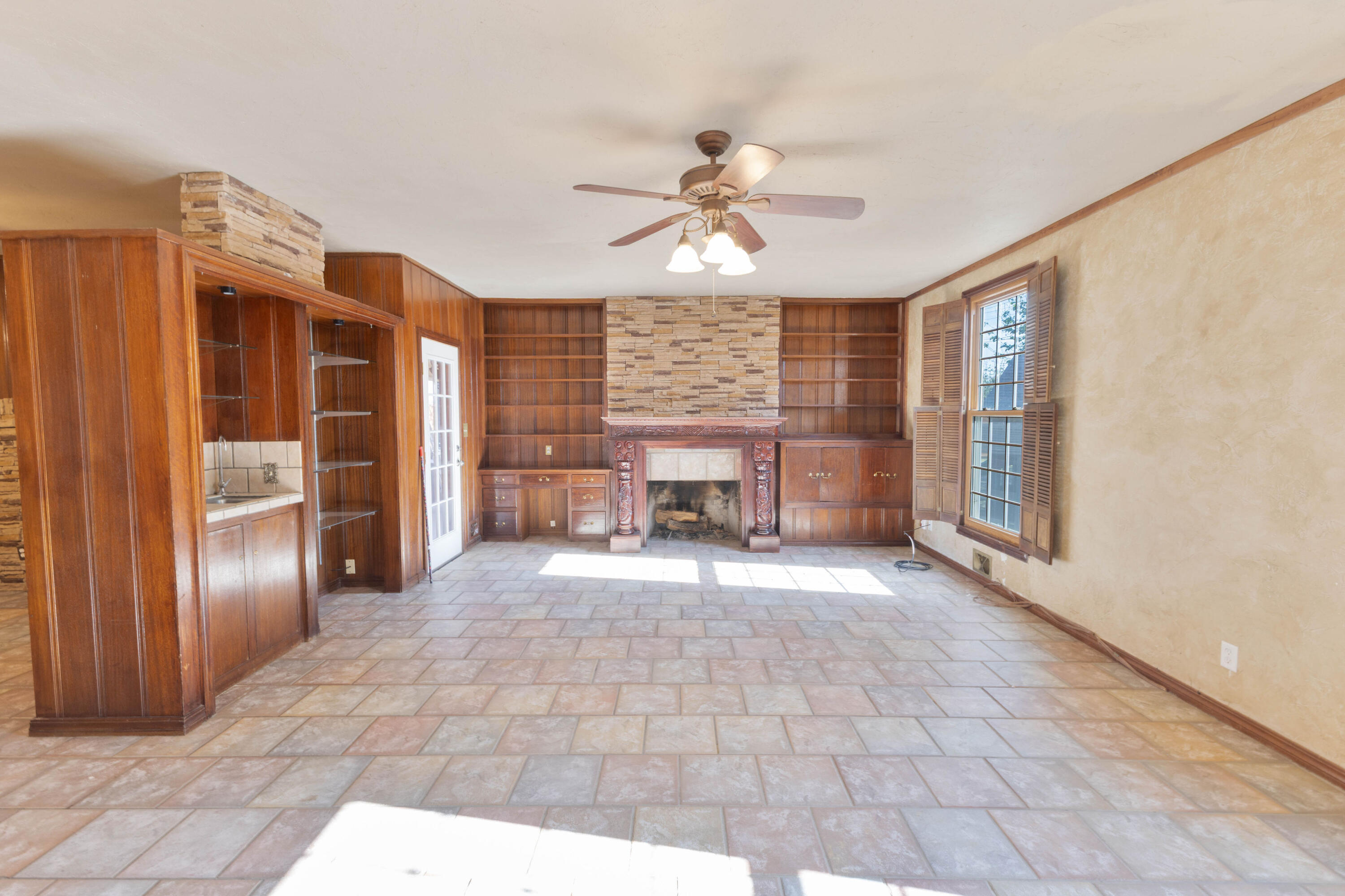 212 West 9th Street Plainview, TX 79072 - Photo 10 of 35 a view of an empty room with a fireplace