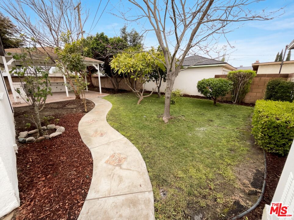 3237 Daisy Avenue Long Beach, CA 90806 - Photo 5 of 28 a backyard of a house with lots of green space