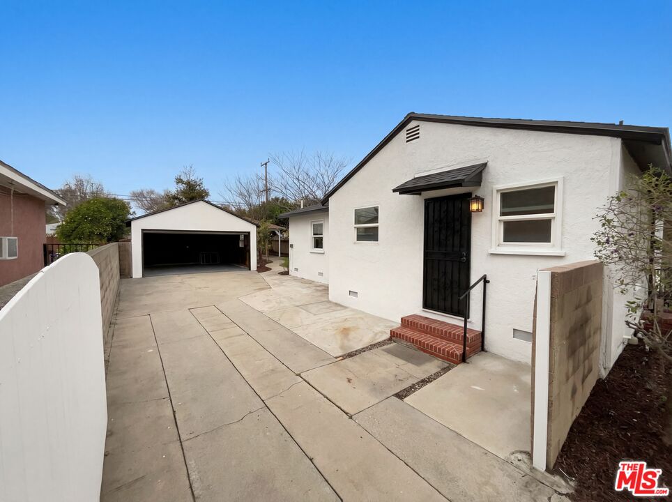 3237 Daisy Avenue Long Beach, CA 90806 - Photo 10 of 28 a view of a house with a yard