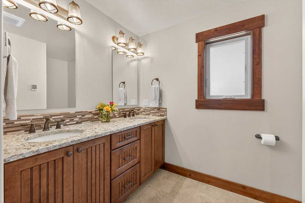13388 Norwood Road McCall, ID 83638 - Photo 25 of 60 Primary bathroom