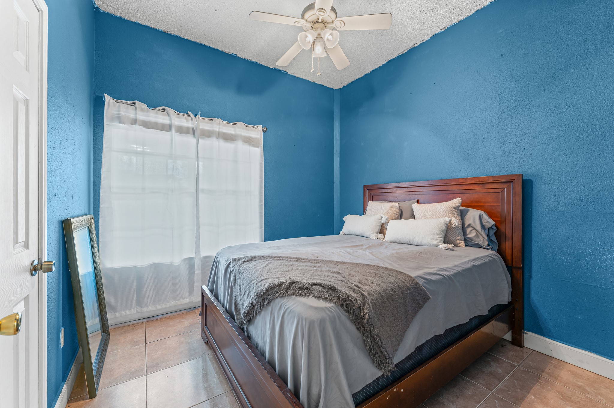 1034 Little Port Channelview, TX 77530 - Photo 18 of 21 a bedroom with a bed and a chandelier