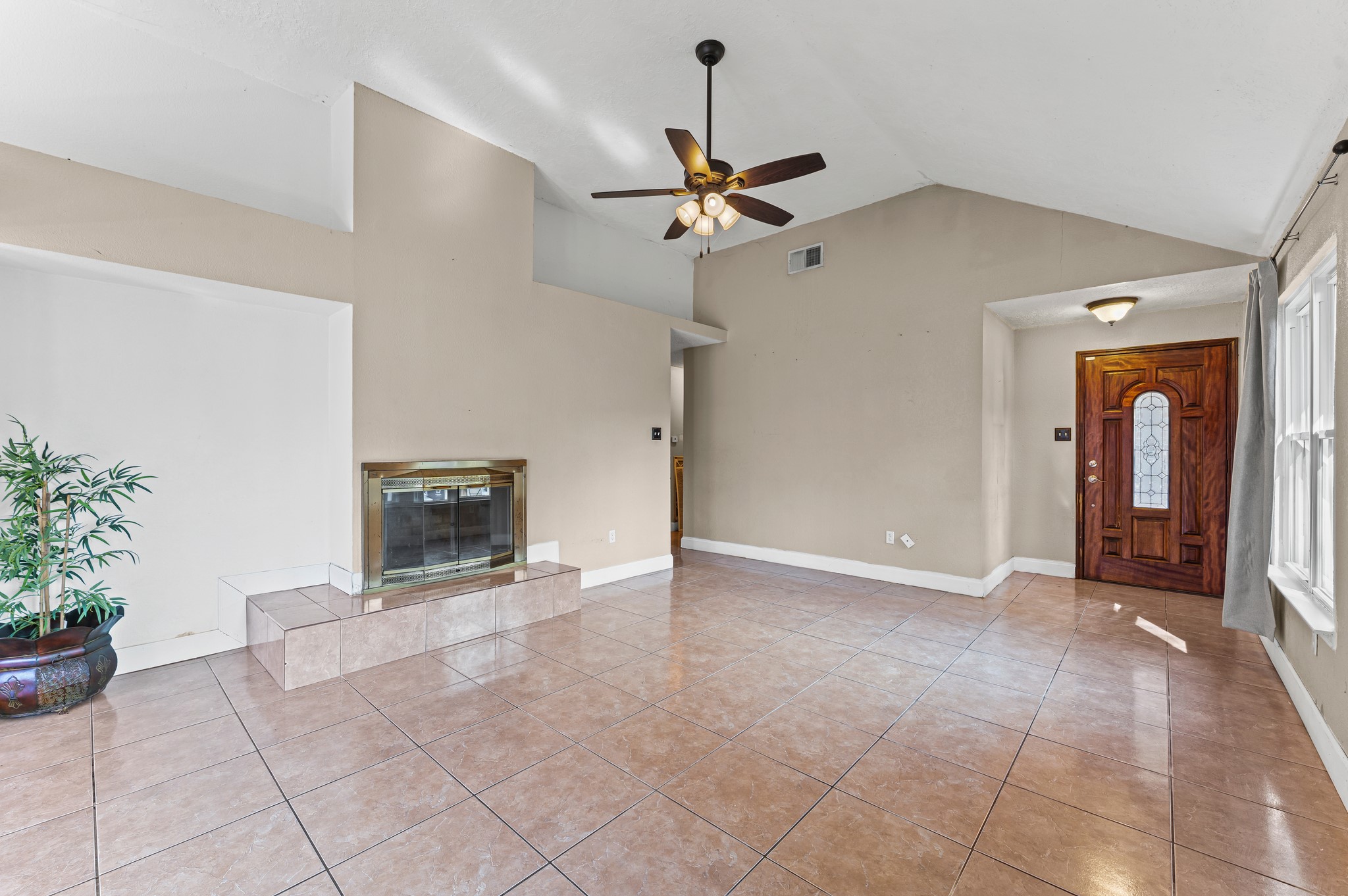 1034 Little Port Channelview, TX 77530 - Photo 7 of 21 an empty room with potted plants and a ceiling fan