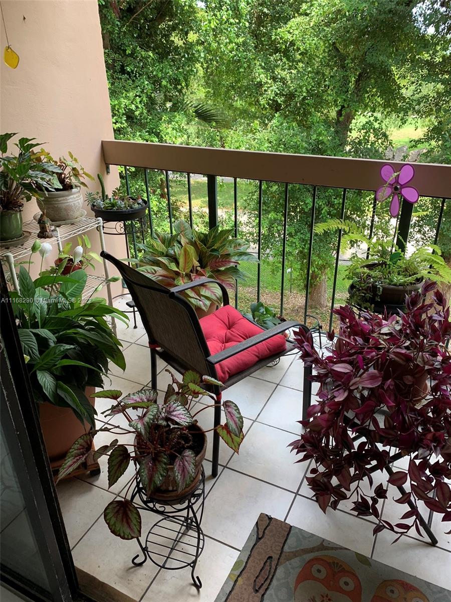 6320 Southwest 138th Court, Unit 308 Miami, FL 33183 - Photo 21 of 25 a living room with patio furniture and a potted plant