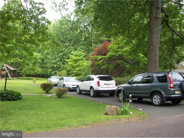 605 Pinney Road Huntingdon Valley, PA 19006 - Photo 2 of 24 Driveway
