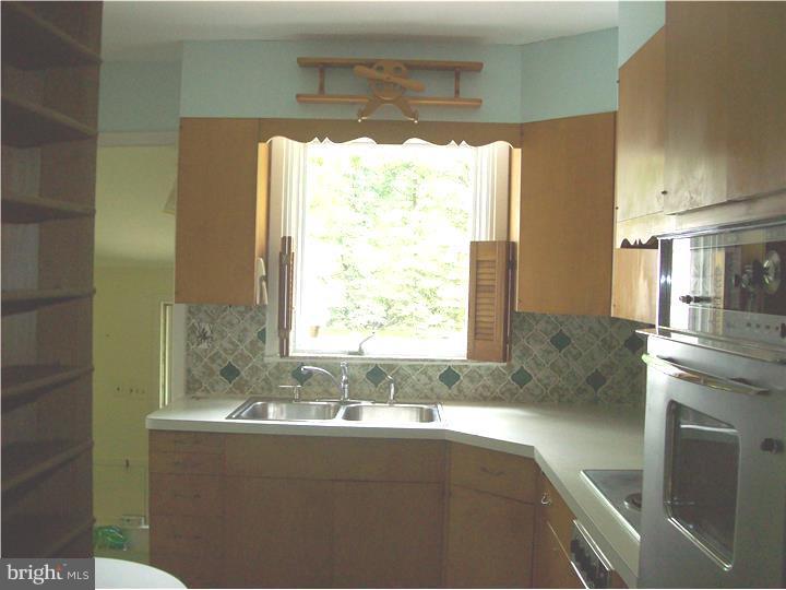 605 Pinney Road Huntingdon Valley, PA 19006 - Photo 13 of 24 Kitchen