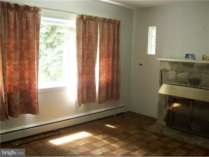 605 Pinney Road Huntingdon Valley, PA 19006 - Photo 4 of 24 Living Room