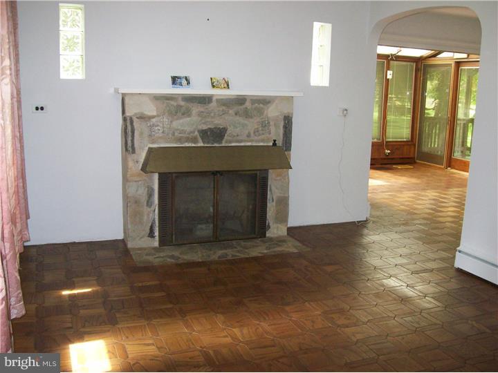 605 Pinney Road Huntingdon Valley, PA 19006 - Photo 5 of 24 Living Room