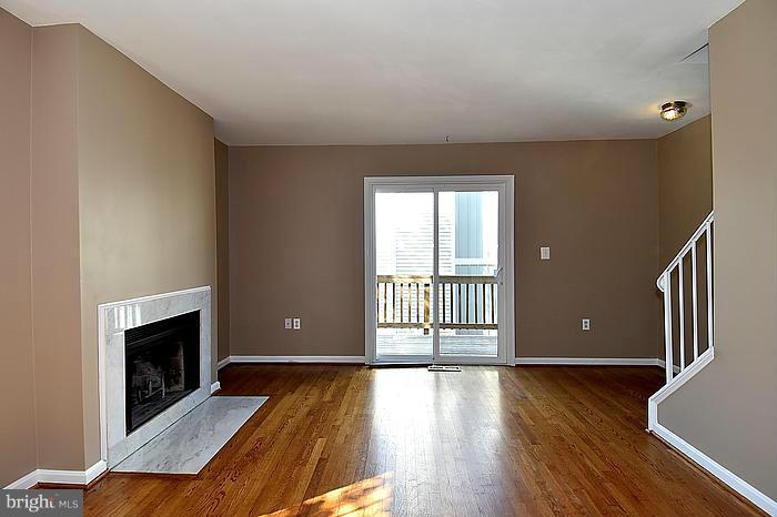 3946 9th Road South Arlington, VA 22204 - Photo 12 of 26 Living Room