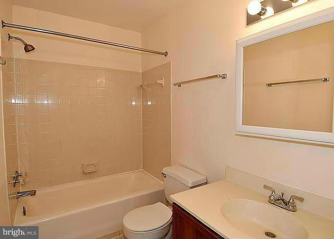 3946 9th Road South Arlington, VA 22204 - Photo 15 of 26 Bath (Master)