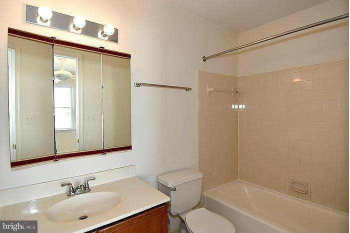 3946 9th Road South Arlington, VA 22204 - Photo 17 of 26 Bath (Master)