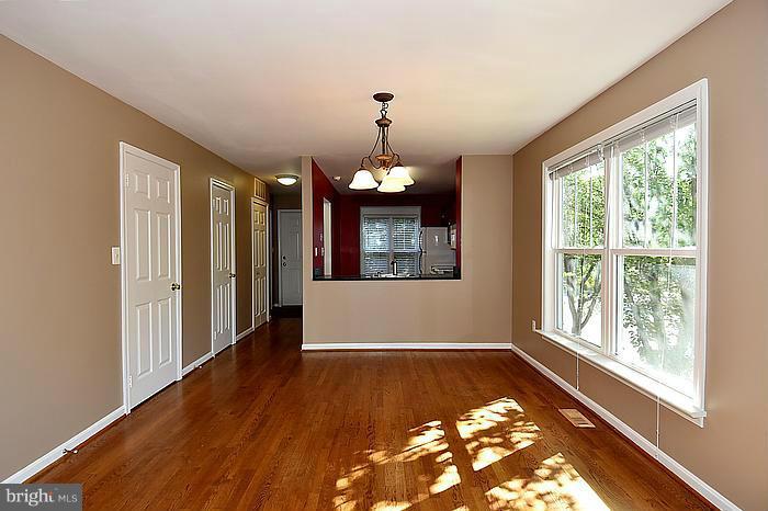 3946 9th Road South Arlington, VA 22204 - Photo 5 of 26 Living Room