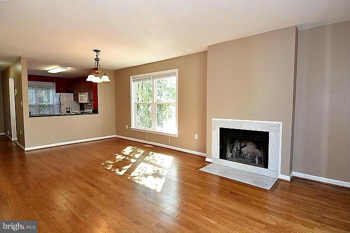 3946 9th Road South Arlington, VA 22204 - Photo 10 of 26 Living Room Dining Room Combo