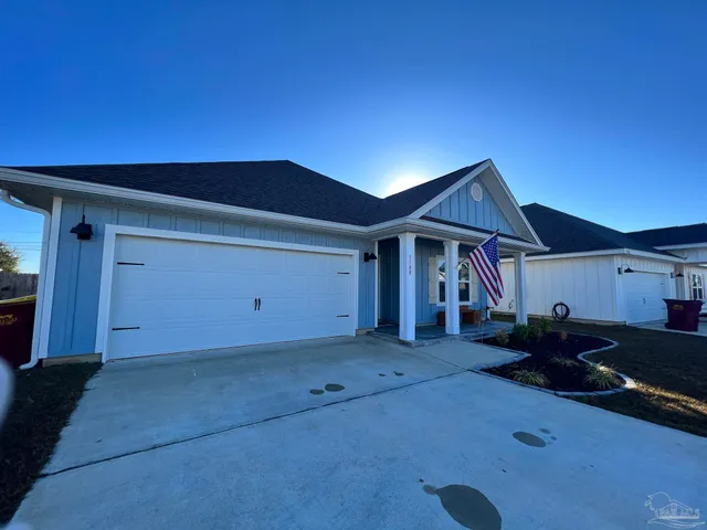 a view of a house with backyard and porch