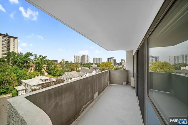 $369,000 | 1600 Center Avenue, Unit 5A, Fort Lee, NJ 07024