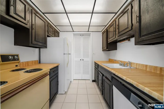 $369,000 | 1600 Center Avenue, Unit 5A, Fort Lee, NJ 07024