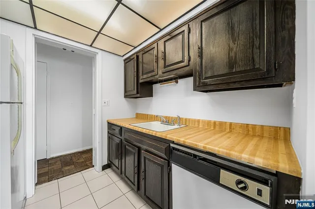 $369,000 | 1600 Center Avenue, Unit 5A, Fort Lee, NJ 07024