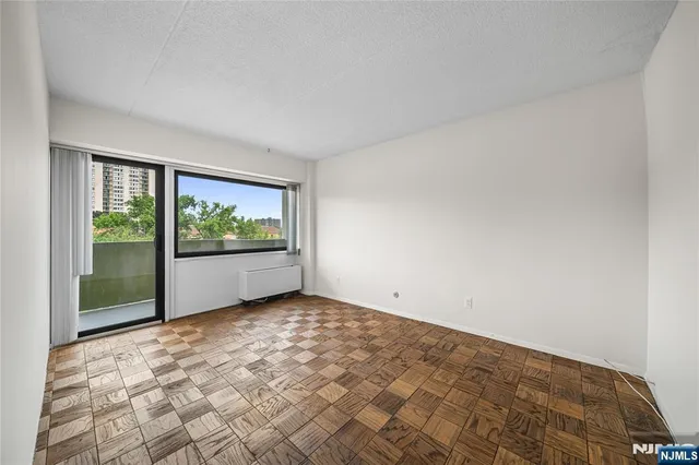 $369,000 | 1600 Center Avenue, Unit 5A, Fort Lee, NJ 07024