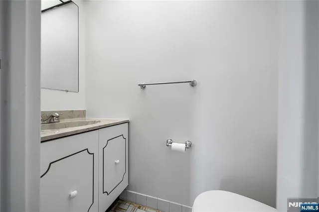 $369,000 | 1600 Center Avenue, Unit 5A, Fort Lee, NJ 07024