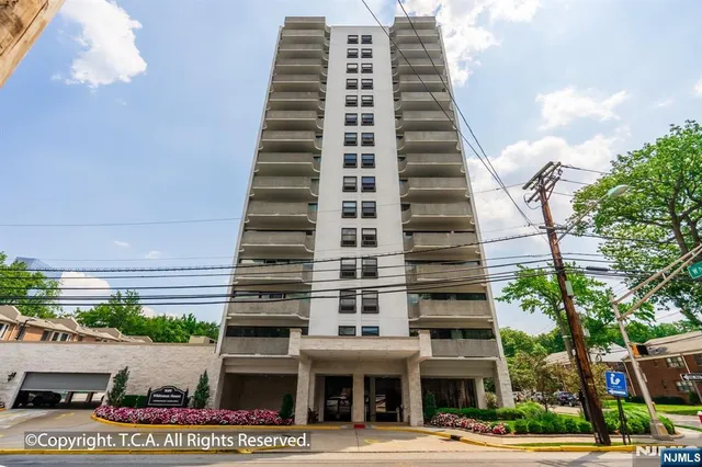 $369,000 | 1600 Center Avenue, Unit 5A, Fort Lee, NJ 07024