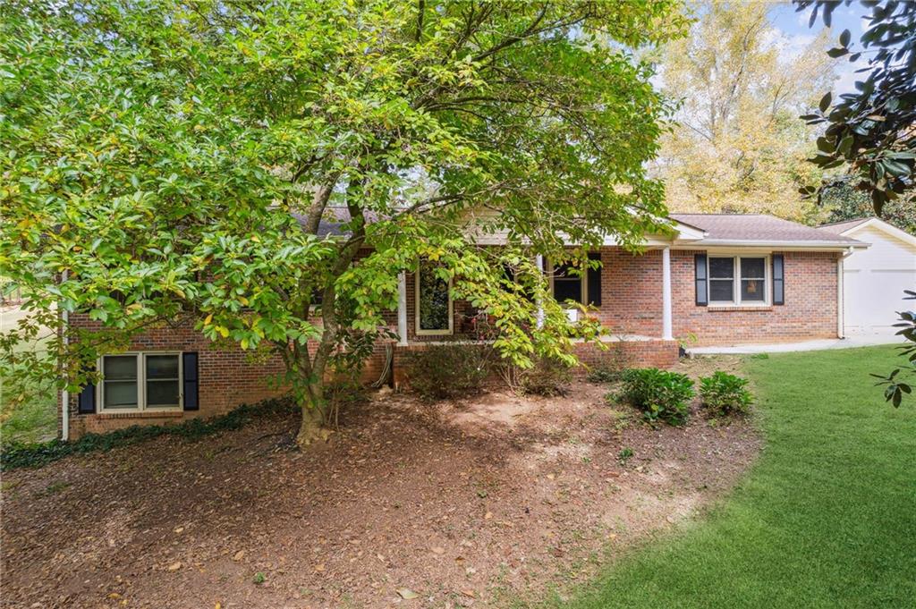 a view of a house with a yard