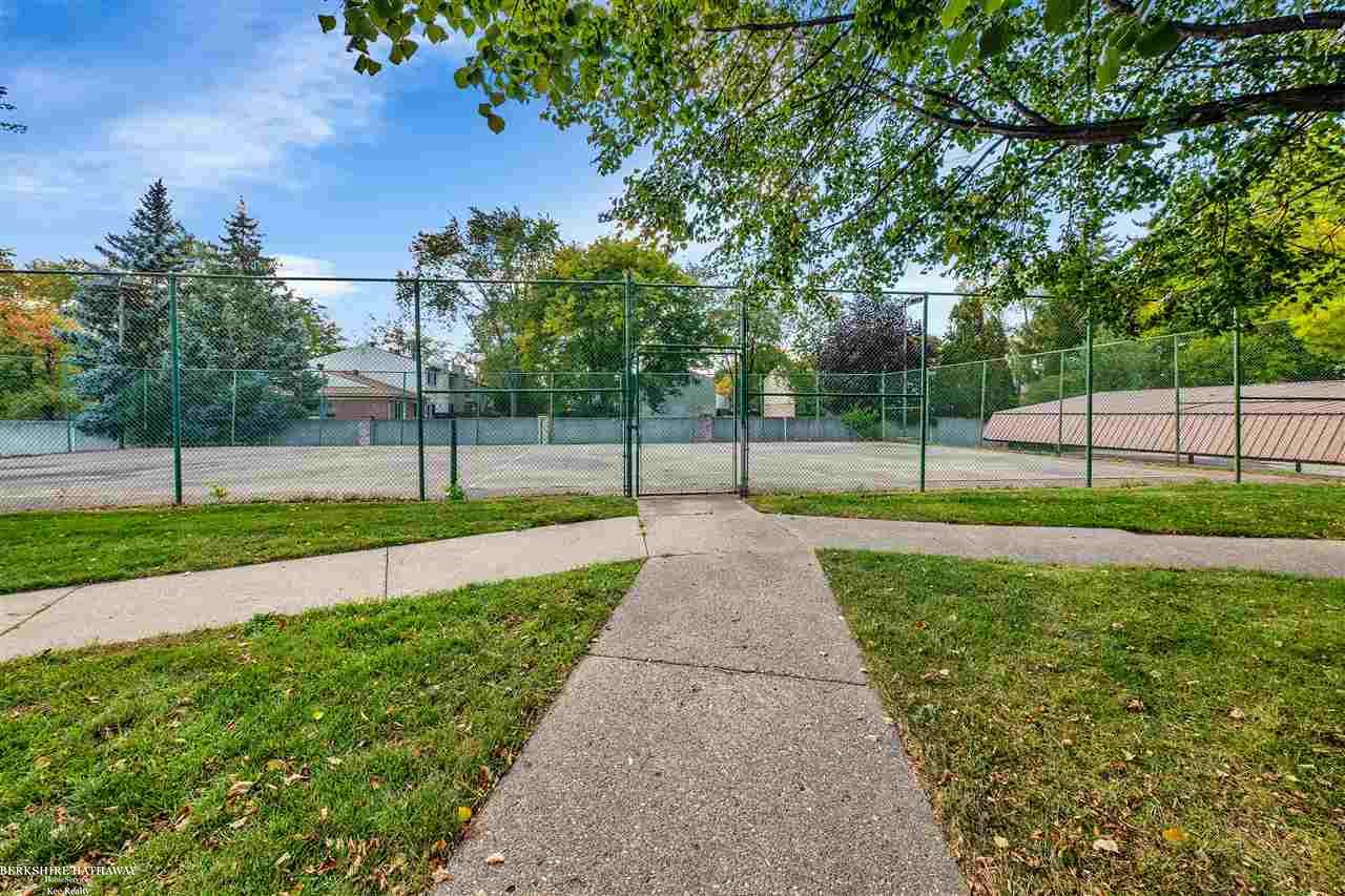5015 Crooks Road Royal Oak, MI 48073 - Photo 17 of 30 50026383-16.JPG