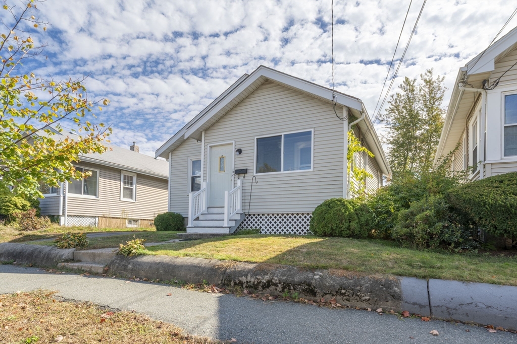 82 Cliff Street Quincy, MA 02169 - Photo 3 of 30