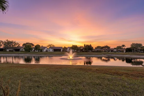 $329,333 | 6119 Lakemont Circle, Greenacres, FL 33463