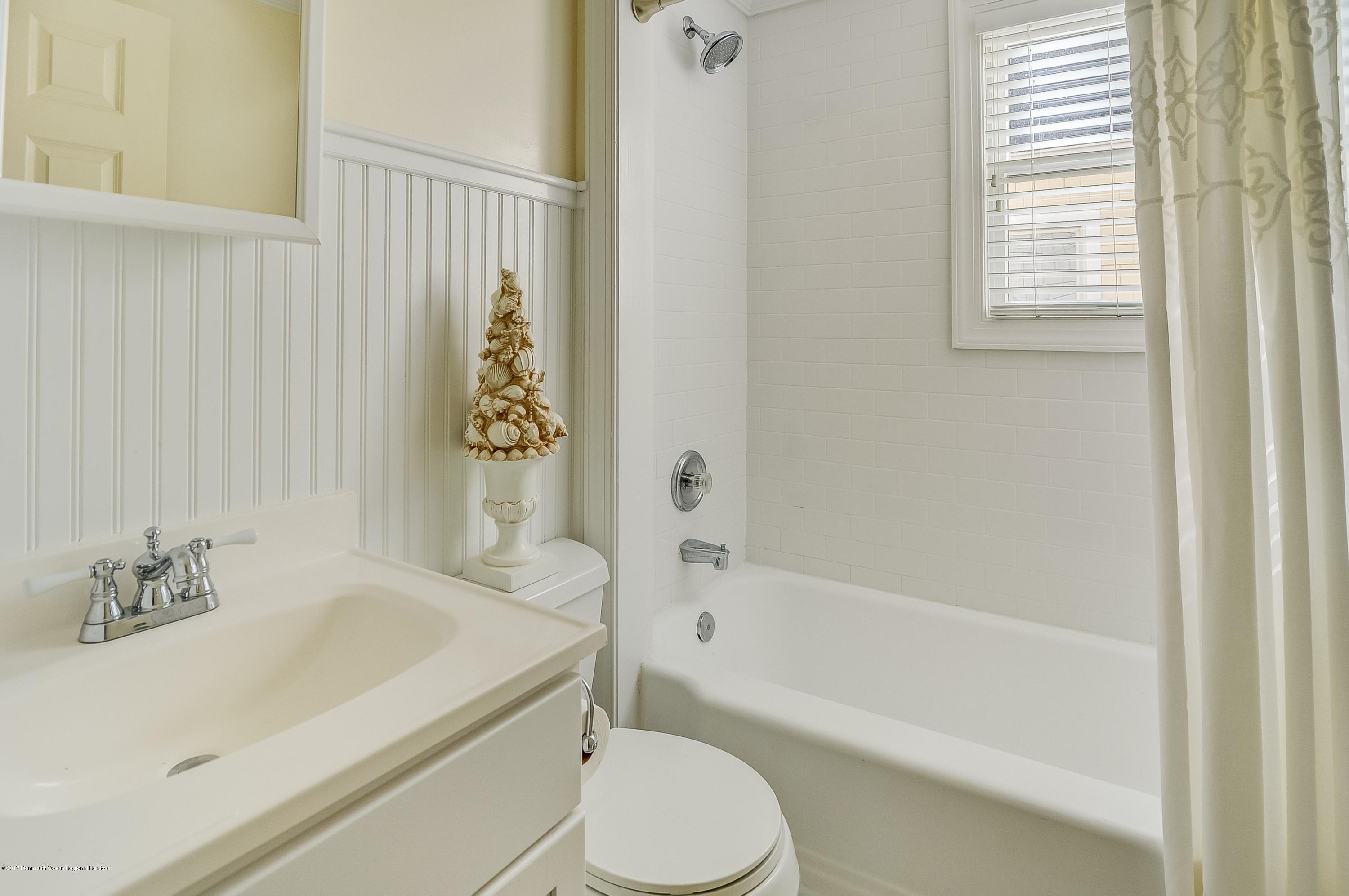 43 Ridge Road Rumson, NJ 07760 - Photo 11 of 33 008_Bathroom