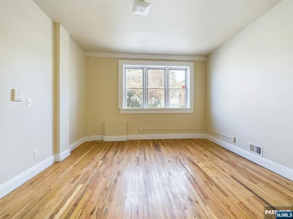 $1,650 | 413-15 Dodd Street, Unit 1, East Orange, NJ 07017