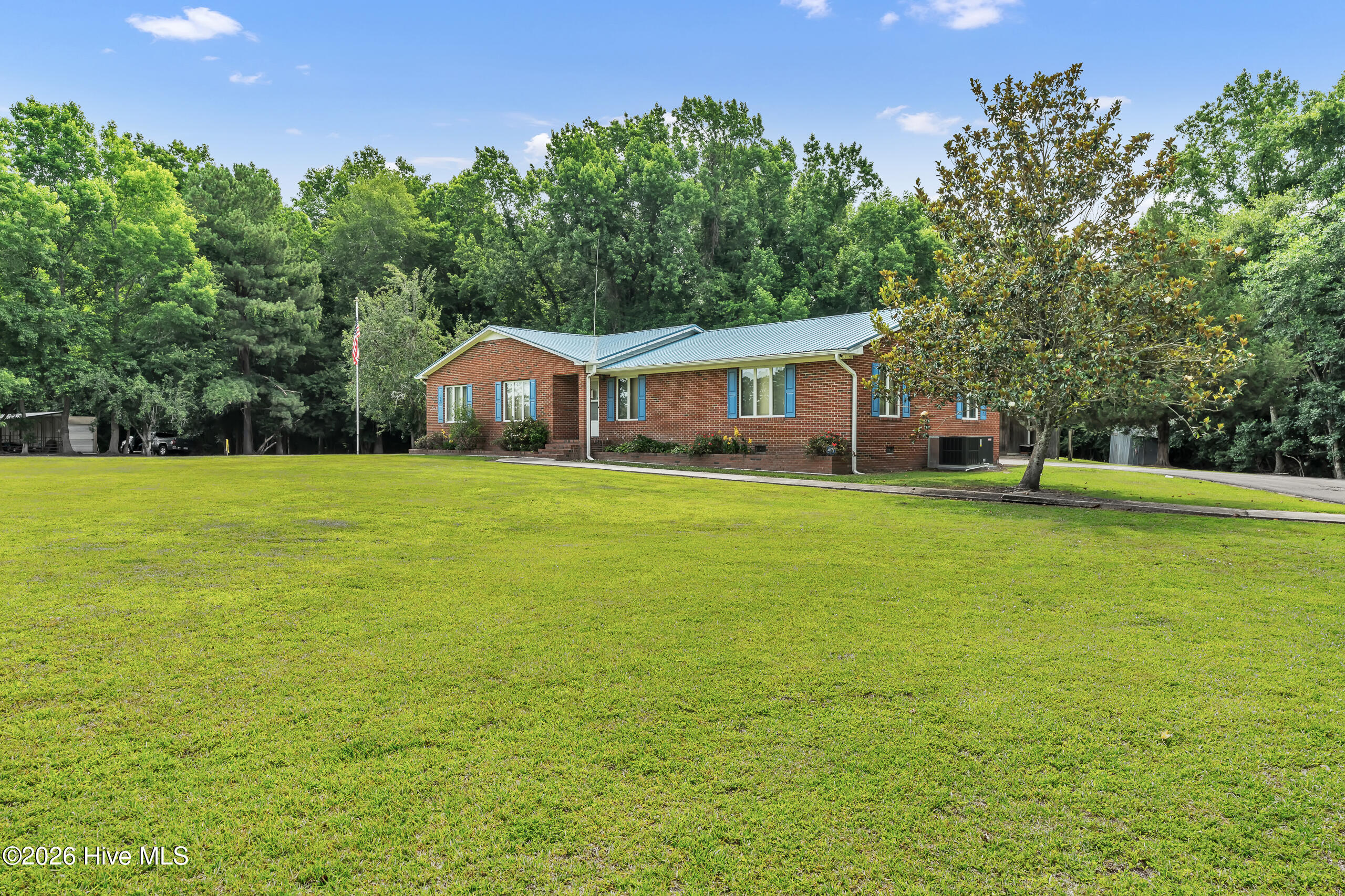 612 Parkertown Road Hubert, NC 28539 - Photo 2 of 57