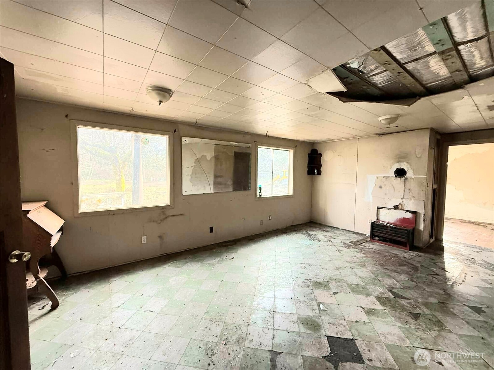 128 South Union Road Elma, WA 98541 - Photo 15 of 33 a view of an empty room with a window