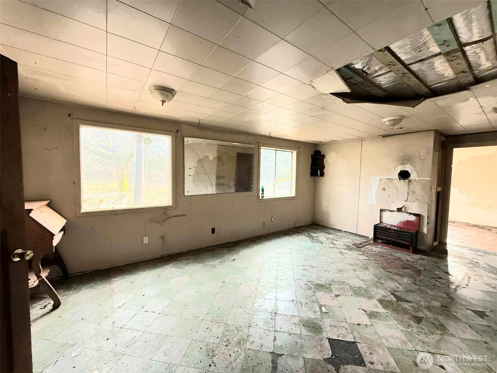 128 South Union Road Elma, WA 98541 - Photo 16 of 33 a view of an empty room with a window