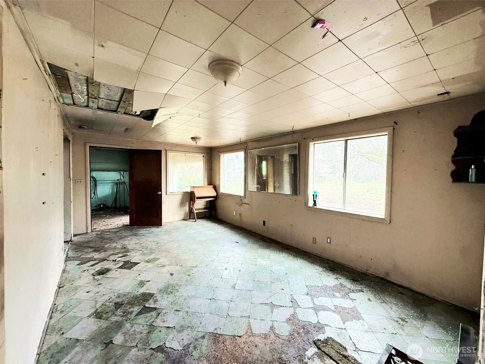 128 South Union Road Elma, WA 98541 - Photo 17 of 33 a view of an empty room with a window