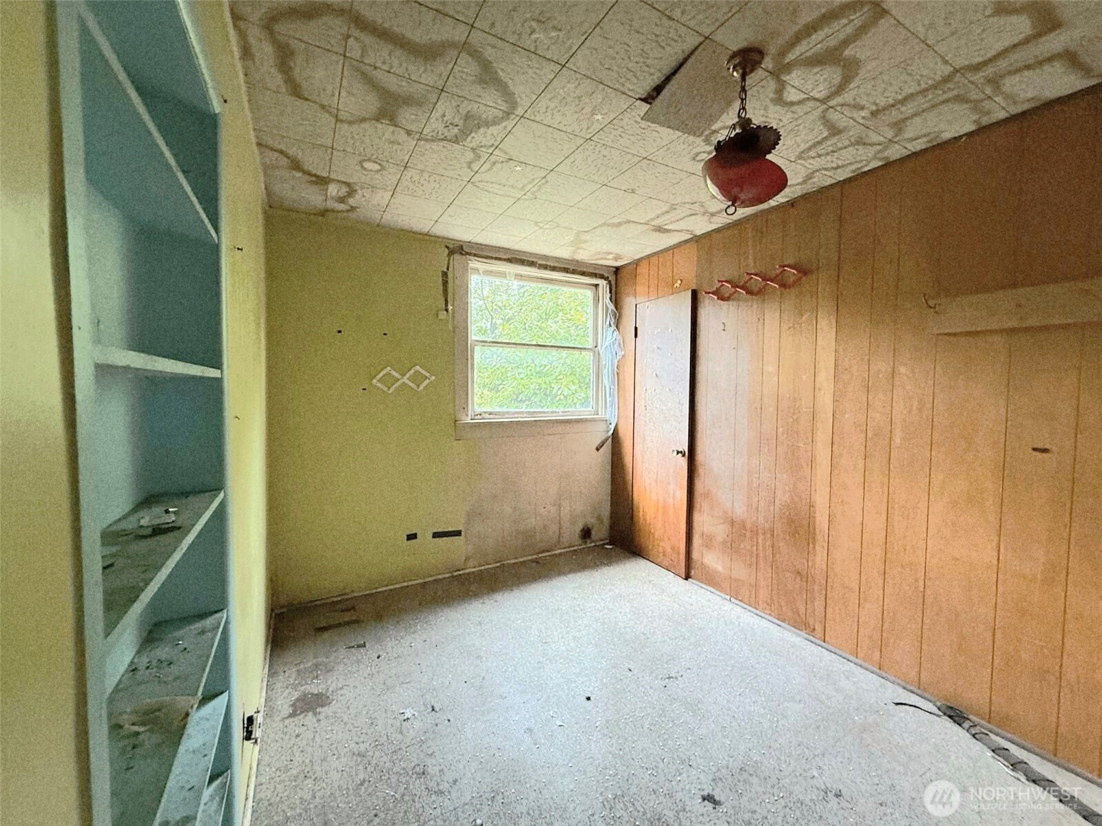 128 South Union Road Elma, WA 98541 - Photo 20 of 33 an empty room with windows