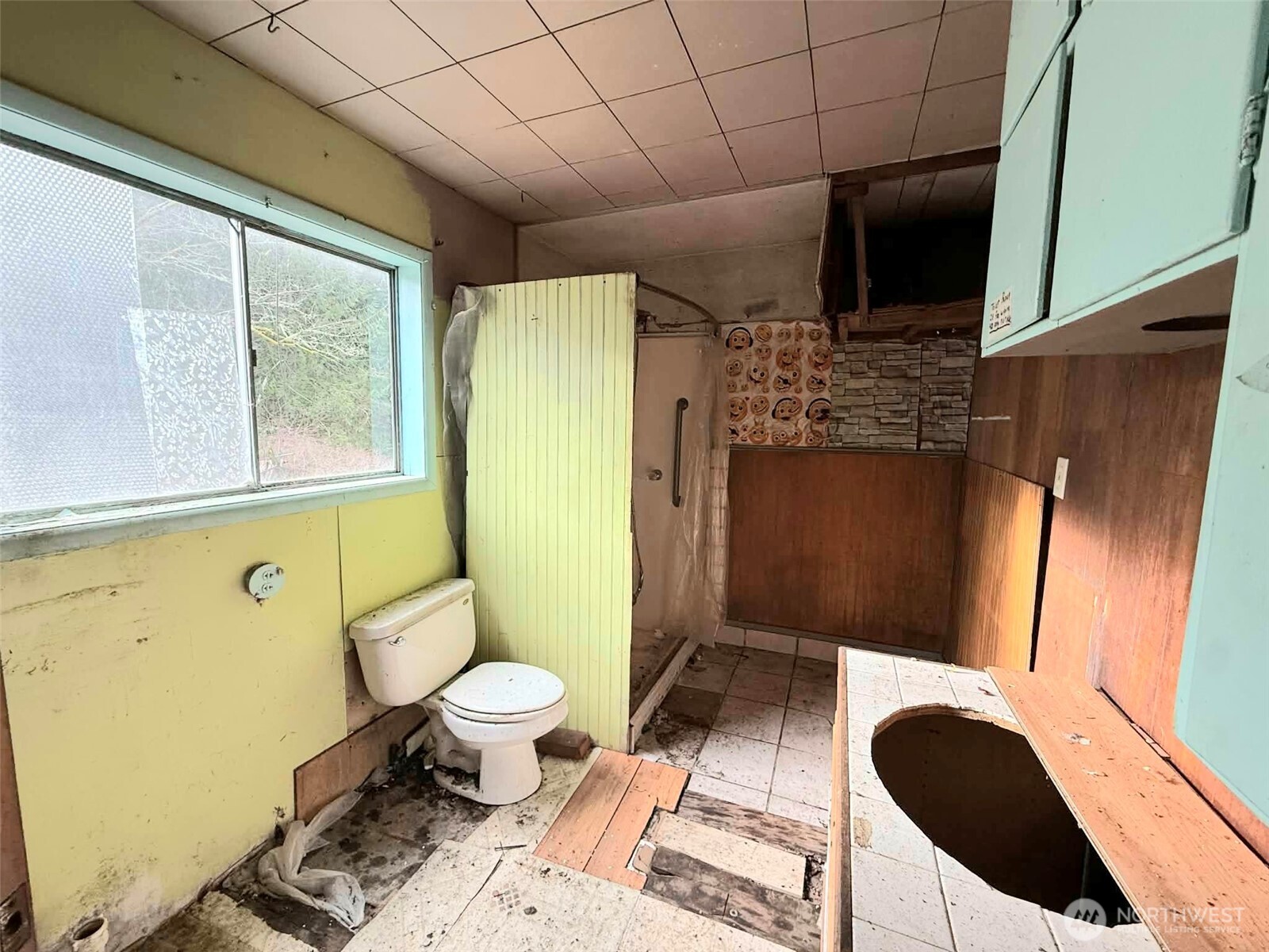 128 South Union Road Elma, WA 98541 - Photo 22 of 33 a bathroom with a toilet and a shower