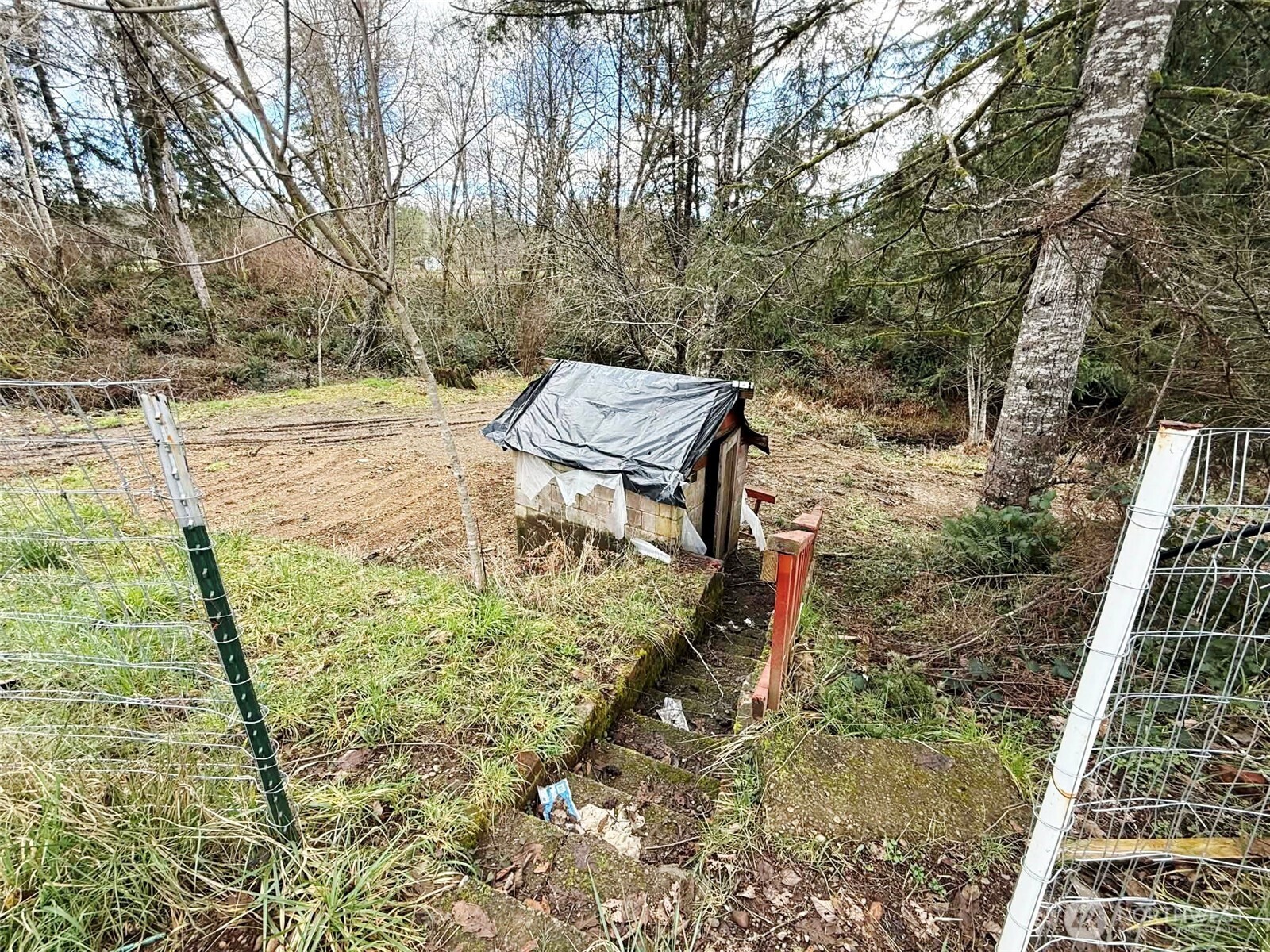 128 South Union Road Elma, WA 98541 - Photo 32 of 33 a backyard of a house with table and chairs