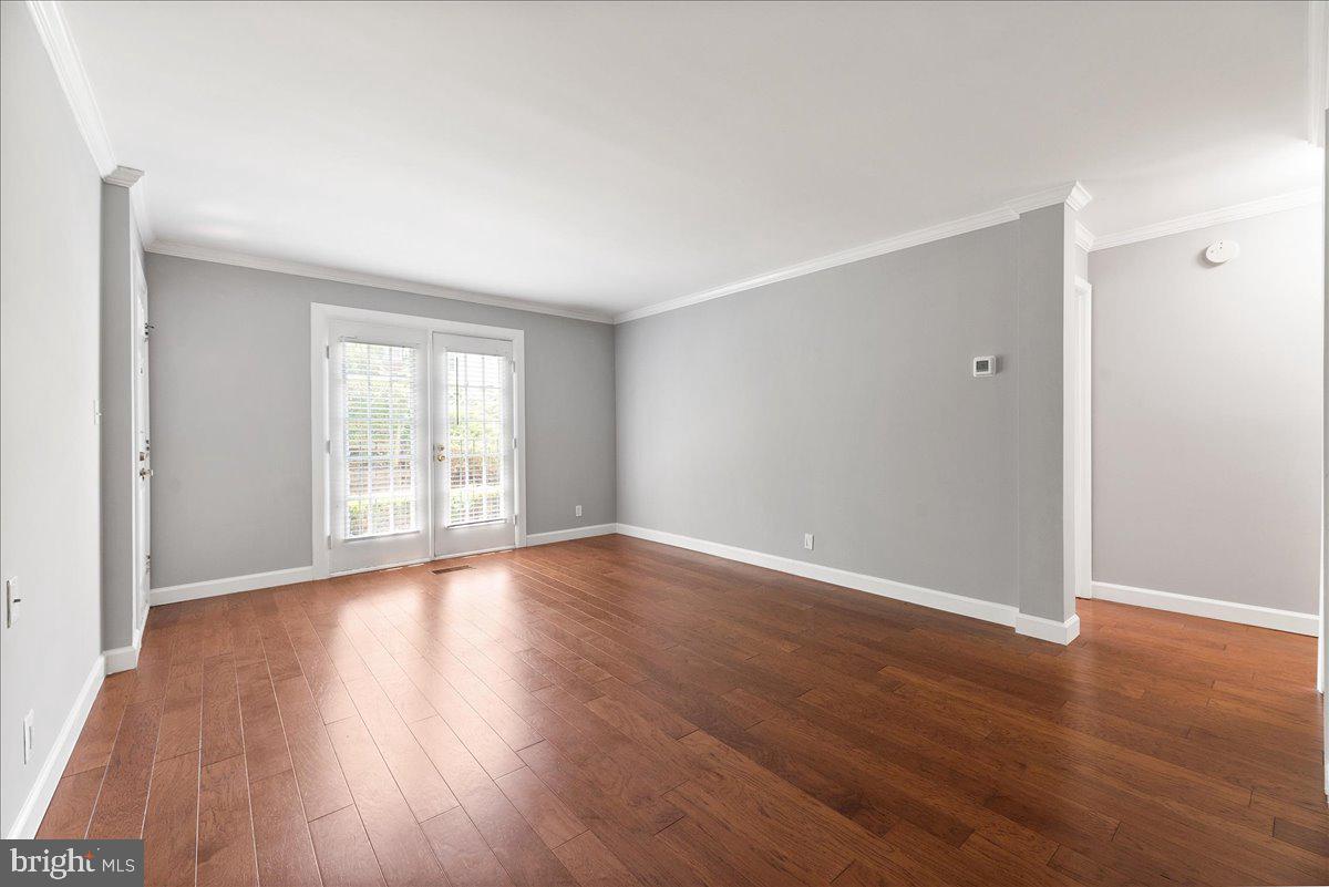 4608 28th Road South Arlington, VA 22206 - Photo 4 of 29 living room