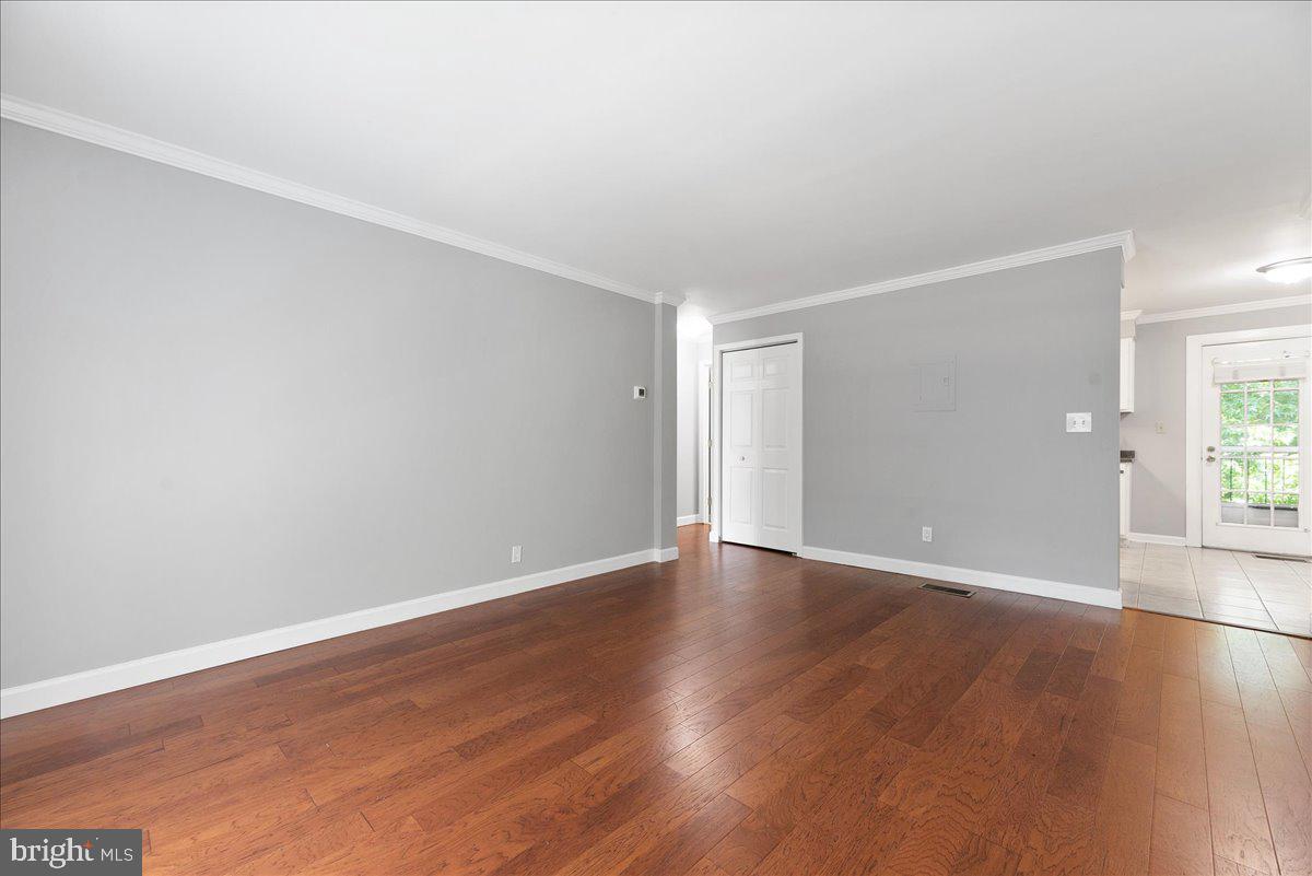 4608 28th Road South Arlington, VA 22206 - Photo 5 of 29 living room